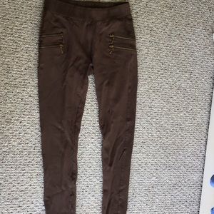 Cotton/elastic zipper pants.